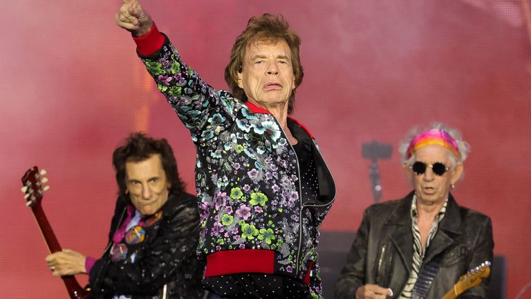 bir konsere gidebilir miyim?  The Rolling Stones'tan Mick Jagger, Ronnie Wood ve Keith Richards, performanslarının bir parçası olarak performans sergiliyor. "Stones Sixty Avrupa 2022 Turu"23 Temmuz 2022, Paris, Fransa'daki Longchamp Hipodromu'nda. REUTERS/Pascal Rossignol