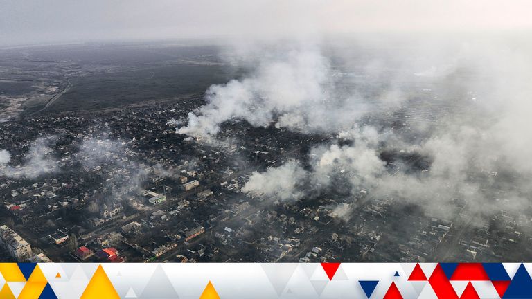 2022年12月27日，俄罗斯在乌克兰巴赫穆特郊区发动袭击，浓烟滚滚。(美联社照片/ Libkos)