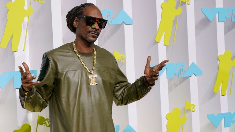 Snoop Dogg arrives at the 2022 MTV Video Music Awards.