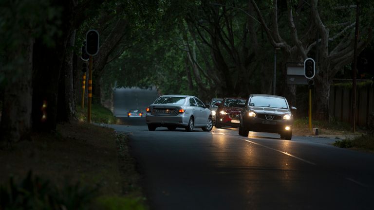 Los automóviles conducen en una intersección controlada por semáforos durante un apagón en Johannesburgo.Foto: Prensa Asociada