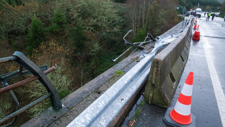 Yesterday around 9.30 p.m., a coach on the regular Vigo-Lugo line, from the Monbus company, fell from a 40-meter bridge over the L..rez river, the firefighters last night rescued the driver, a passenger and two deceased passengers, in the The bus was carrying 9 passengers, this morning another person was found dead and 4 people are still missing.  Photo: Europa Press/AP