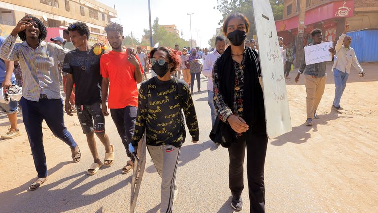 Protestocular, Sudan'da imzalanan çerçeve anlaşmaya karşı bir miting sırasında yürüyor. 