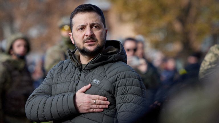 FOTO DE ARCHIVO: El presidente de Ucrania, Volodymyr Zelensky, canta el himno nacional durante una visita a Kherson, Ucrania, el 14 de noviembre de 2022. Servicio de Prensa Presidencial de Ucrania/Folleto a través de REUTERS ATENCIÓN EDITORES: esta imagen fue proporcionada por un tercero.  / archivo de imagen