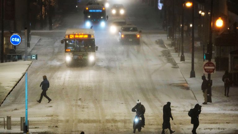 Pedestrians navigate slippery streets in Chicago&#39;s famed Loop 
PIC:AP