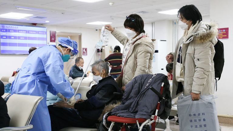 عامل طبي يقدم العلاج بالتنقيط الوريدي لمريض في عيادة الأنفلونزا في مستشفى تشاويانغ في بكين أثناء تفشي مرض فيروس كورونا (COVID-19) في بكين ، الصين.