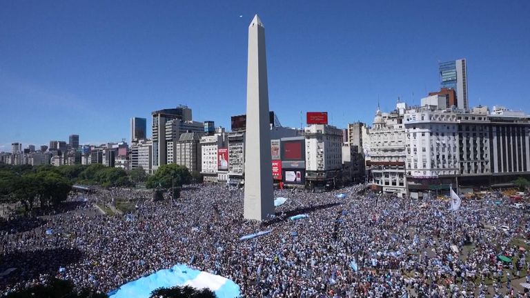 Escenas de júbilo en Buenos Aires después de que Argentina ganó la Copa del Mundo 