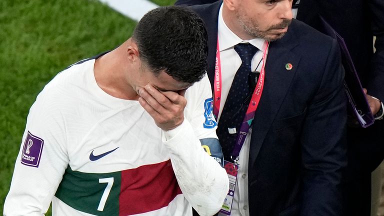 O português Cristiano Ronaldo deixa o campo.  Imagem: AP