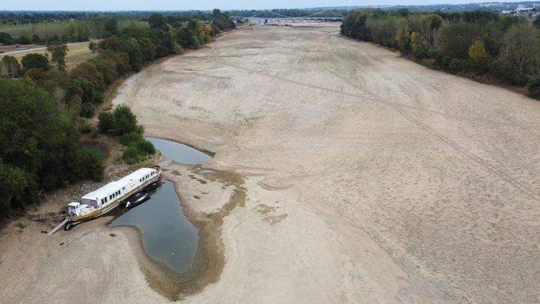 Une vue aérienne montre une branche de la Loire alors que la sécheresse historique frappe la France, à Loireauxence, France, le 16 août 2022. REUTERS/Stephane Mahé IMAGES TPX DU JOUR     