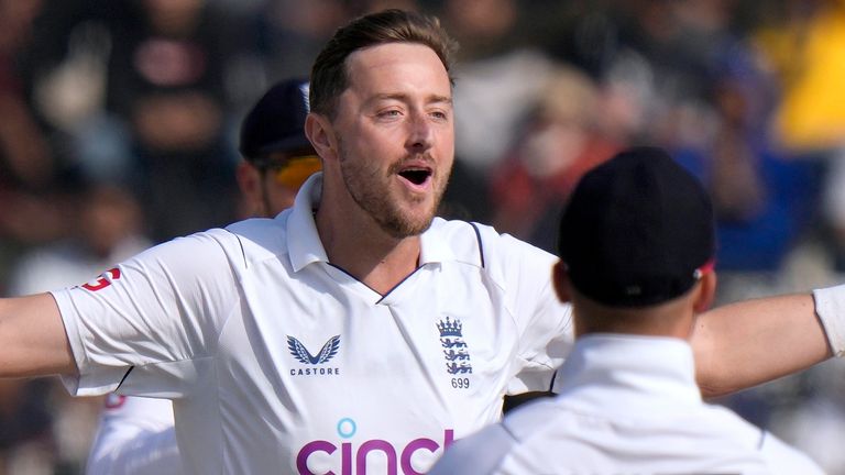England&#39;s Ollie Robinson celebrates after taking the wicket of Pakistan&#39;s Saud Shakeel during the fifth day of the first test cricket match between Pakistan and England, in Rawalpindi, Pakistan, Monday, Dec. 5, 2022. (AP Photo/Anjum Naveed)