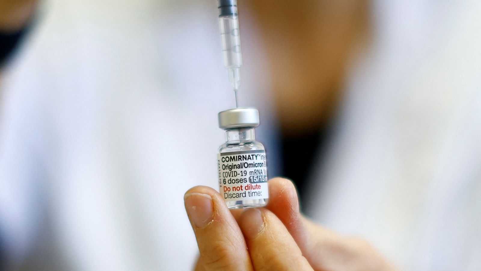 Есенната кампания за ваксиниране срещу COVID-19 и грип се предлага, тъй като в Обединеното кралство се появява нов вариант