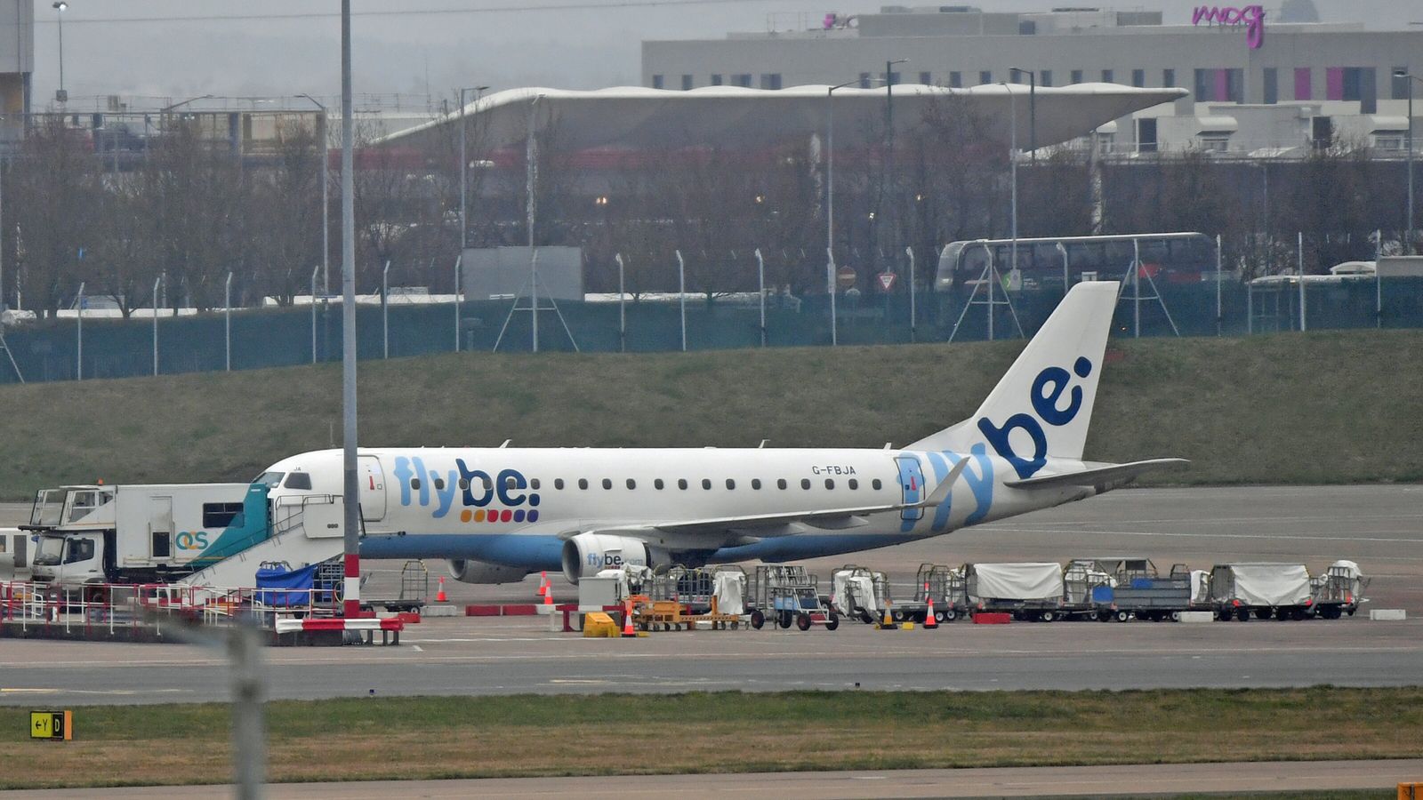 British Airways Flybe wstrzymuje wszystkie operacje handlowe i odwołuje regularne loty |  Wiadomości z Wielkiej Brytanii