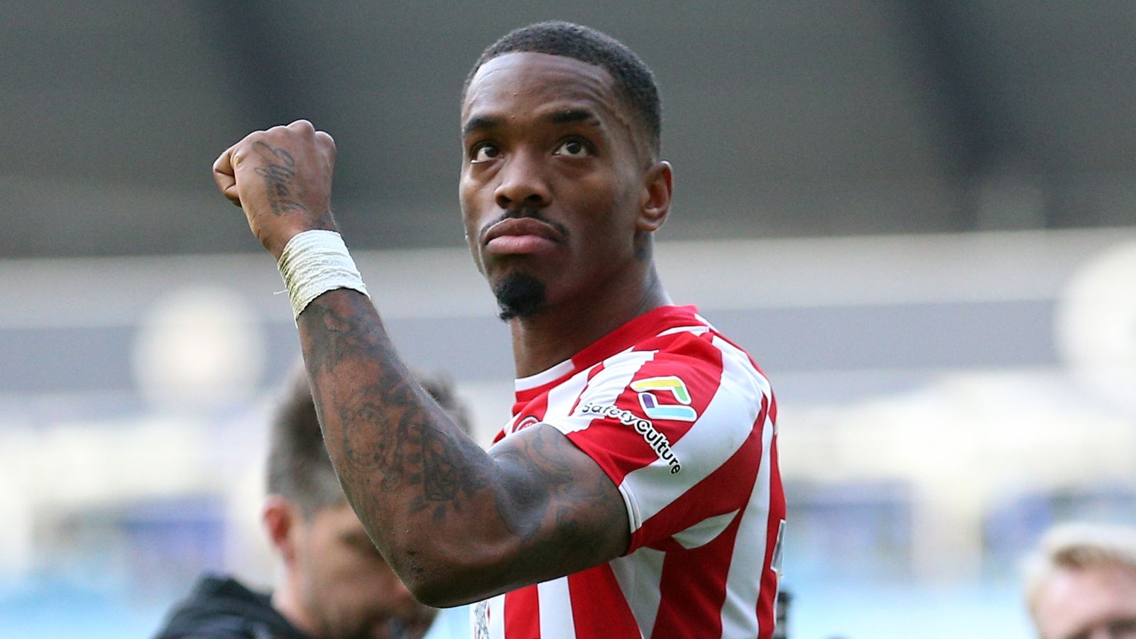  Ivan Toney celebrates scoring for Brentford amidst transfer rumors linking him away from the club.