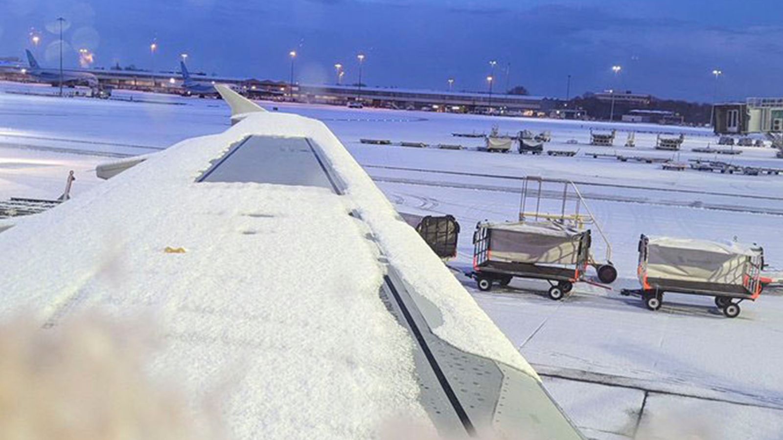 Manchester Airport temporarily closes both runways due to heavy snowfall