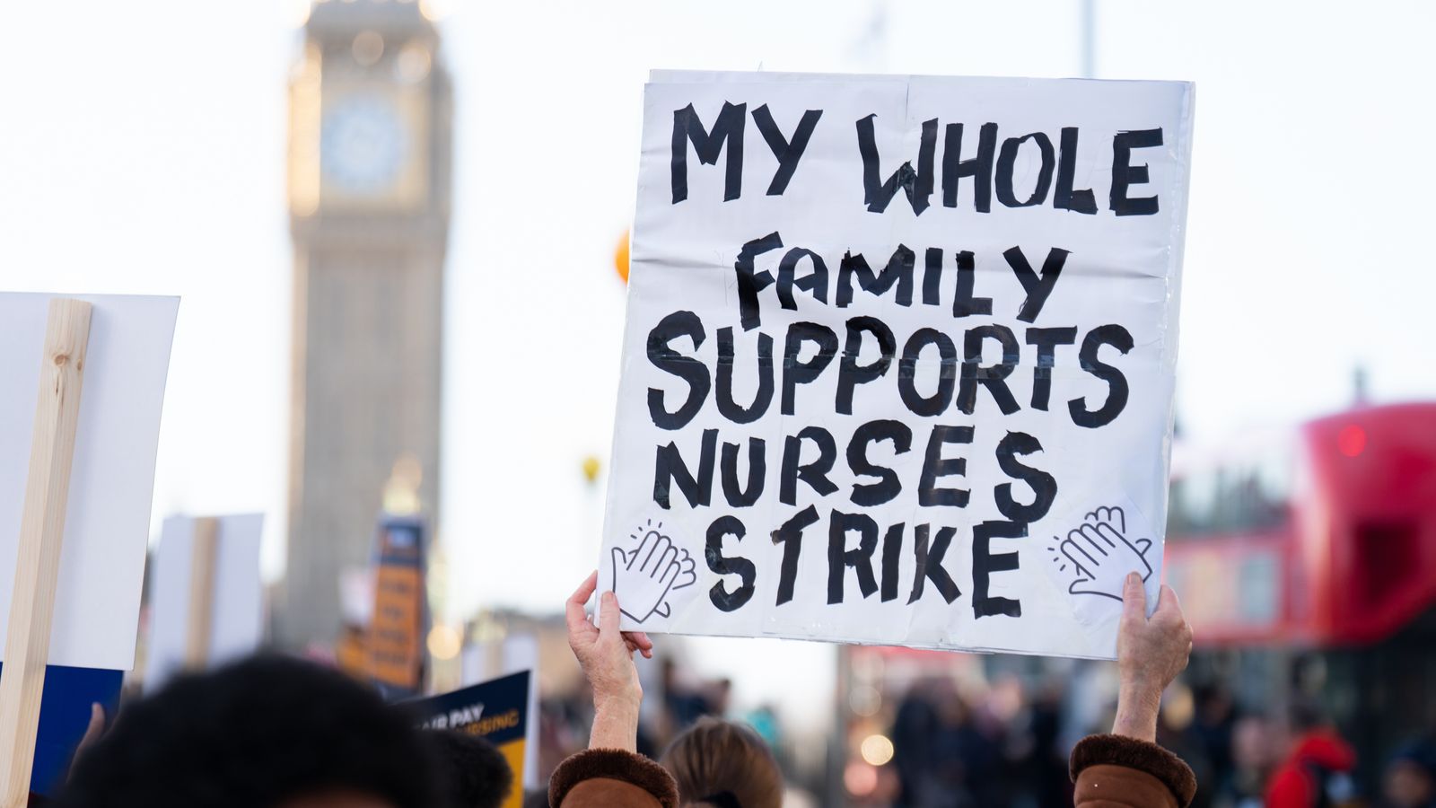 Синдикатът на медицинските сестри призовава за подновяване на преговорите за заплащането заради гнева на други здравни групи след предложението за заплащане на консултантите