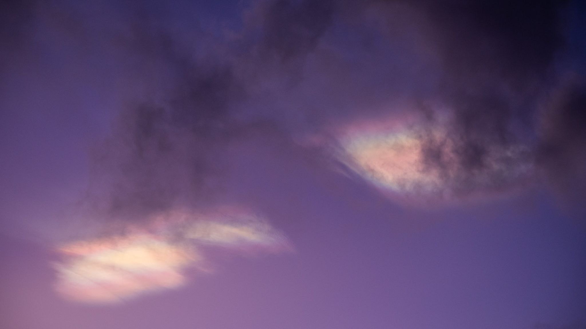 Sky Gazers Spot Rare And Vivid Mother Of Pearl Cloud In Scotland Uk