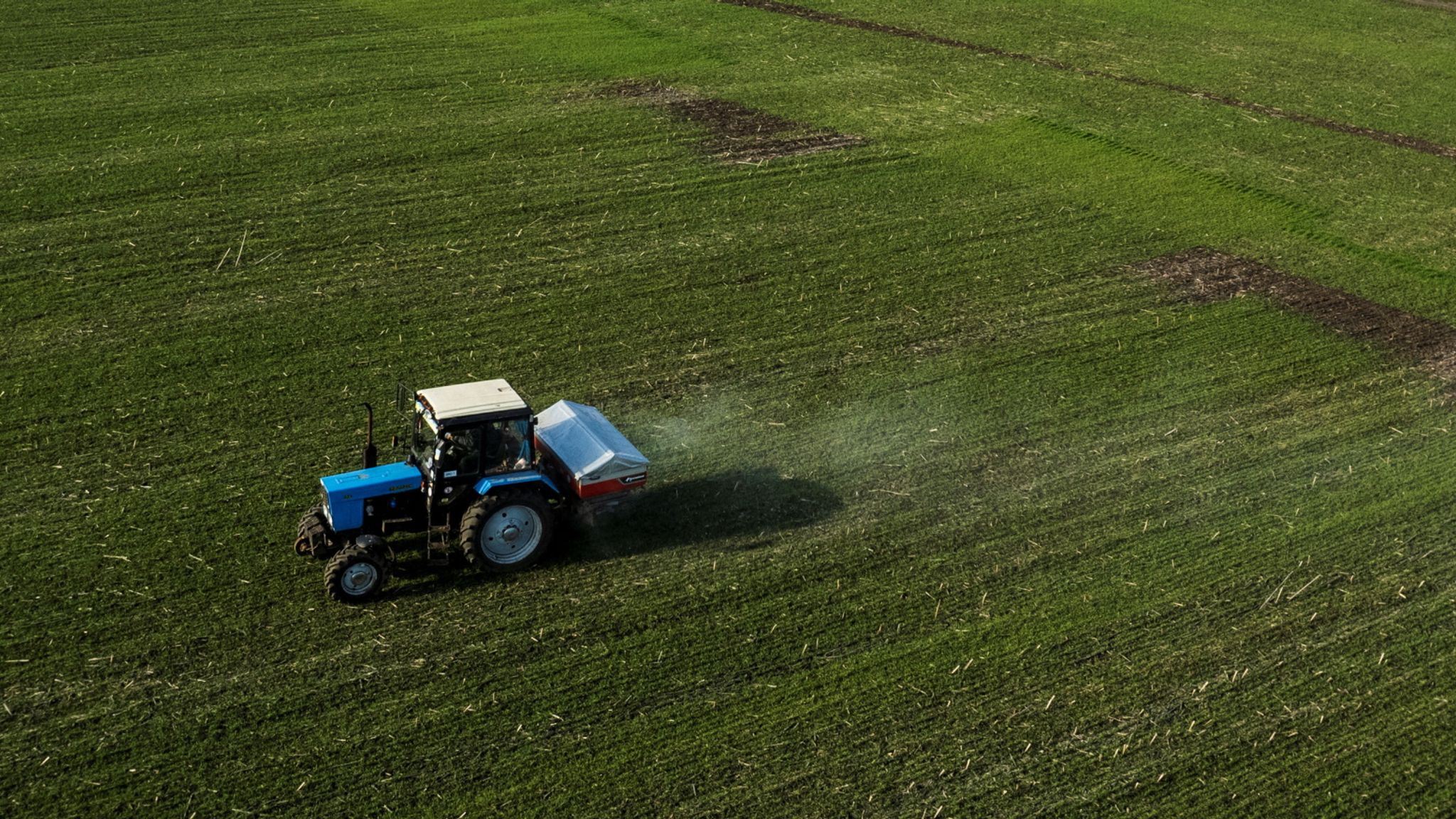 Se puede adelantar a un tractor en línea continua 2023