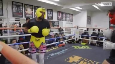 Mayweather shows off incredible movement | 'I'm Floyd Mayweather, I'm the best!'