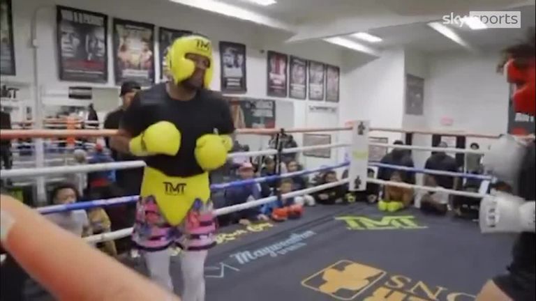 Floyd Mayweather shows off incredible movement | 'I'm Floyd Mayweather, I'm the best!'