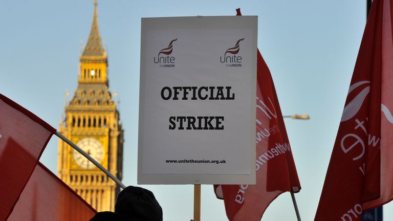 Pickets stand outside St Thomas&#39; Hospital in central London November 30, 2011. Teachers, hospital staff and border guards will be among workers taking part in Britain&#39;s first mass strike for more than 30 years on Wednesday, adding to pressure on a coalition facing a weakening economy. REUTERS/Toby Melville (BRITAIN - Tags: BUSINESS POLITICS SOCIETY EMPLOYMENT)
