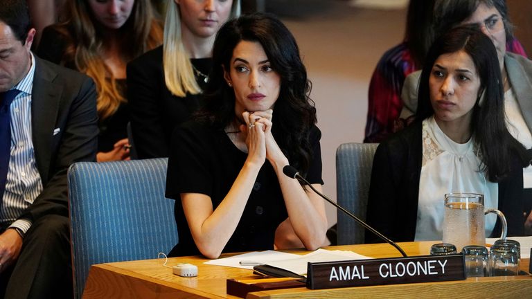 Amal Clooney, 23 Nisan 2019'da New York, New York, ABD'de çatışmalarda cinsel şiddet konulu bir toplantı sırasında Birleşmiş Milletler Güvenlik Konseyi'nde resmedildi.
