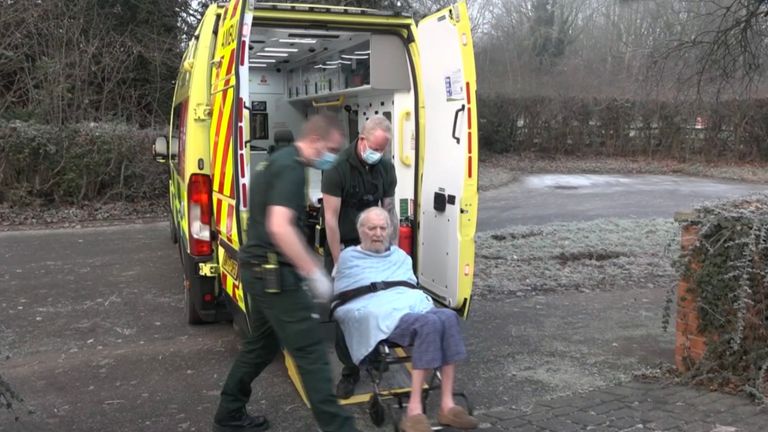 Becky Johnson passe la journée avec le service d'ambulance à Coventry