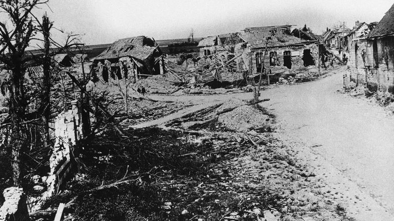 Amiens'in bazı bölümleri, Birinci Dünya Savaşı'ndan sonra ağır hasar gördü.  Resim: AP