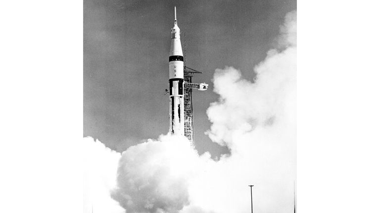     El cohete espacial que transportaba a los astronautas del Apolo 7 Walter Schirra, Donn Eisele y Walter Cunningham en 1968. Foto: AP