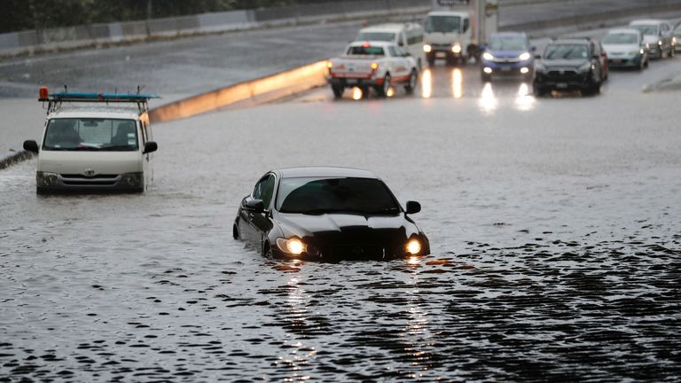 Kendaraan terdampar akibat banjir di Auckland pada Sabtu 28 Januari 2023.  Rekor curah hujan melanda kota terbesar di Selandia Baru, menyebabkan gangguan yang meluas.  (Dean Purcell/New Zealand Herald via AP)