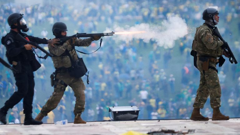 Les forces de sécurité opèrent en tant que partisans de l'ancien président brésilien Jair Bolsonaro manifestent contre le président Luiz Inacio Lula da Silva, devant le Congrès national du Brésil à Brasilia, Brésil, le 8 janvier 2023. REUTERS/Adriano Machado
