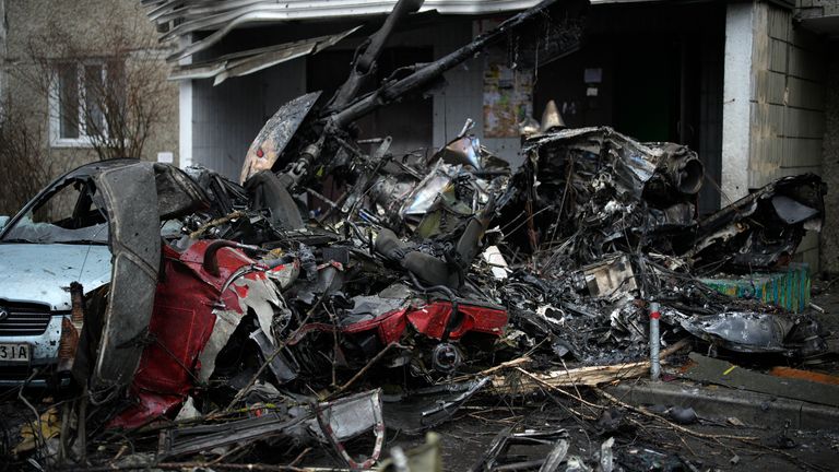 2023 年 1 月 18 日星期三，一架直升机坠毁在乌克兰基辅郊区布罗瓦里的民用基础设施上的场景。乌克兰'国家警察局局长说，基辅郊区的直升机坠毁造成16人死亡，其中包括乌克兰'内政部长和两名儿童。他说，其中九名遇难者在紧急服务直升机上。（美联社照片/丹尼尔科尔）