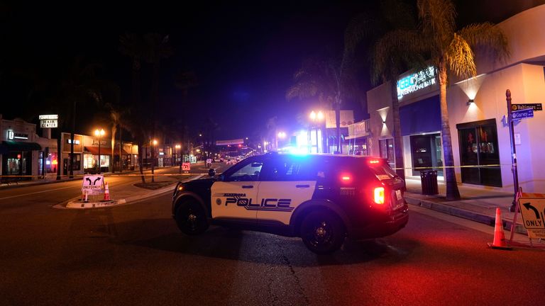 22 Ocak 2023 Pazar günü Kaliforniya, Monterey Park'ta silahlı çatışmanın olduğu bir olay yerinin yakınında bir polis aracı görülüyor. Cumartesi geç saatlerde Los Angeles'ın doğusunda bir topluluk.  (AP Fotoğrafı/Jae C. Hong)
