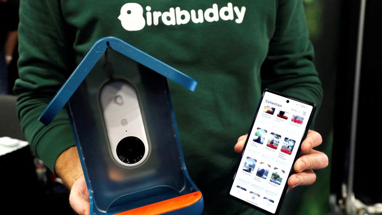 Kyle Buzzard, co-fondatore di Birdbuddy, mostra una casetta per uccelli connessa con fotocamere e videocamere e un'app per smartphone che organizza le foto e identifica il tipo di uccello, durante l'evento stampa CES Unveiled al CES 2023, una fiera annuale dell'elettronica di consumo, a Las Vegas, Nevada, USA 3 gennaio 2023. REUTERS/Steve Marcus