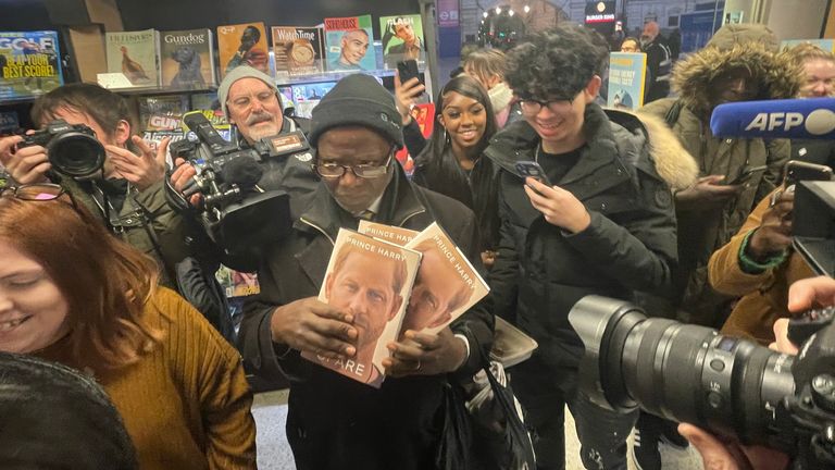 Le professeur Chris Imafidon a acheté trois exemplaires du livre