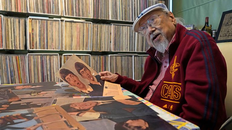 FICHIER - Ray Cordeiro, le plus ancien DJ de Hong Kong, montre les copies de ses Beatles"  des autographes car les originaux sont conservés chez l'avocat, à son domicile de Hong Kong, le jeudi 27 mai 2021. Cordeiro se considère comme le DJ radio le plus chanceux du monde.  Cordeiro, qui a interviewé des artistes musicaux, dont les Beatles, au cours d'une carrière de six décennies à la radio de Hong Kong qui lui a valu le titre de disc-jockey le plus ancien au monde, est décédé le vendredi 13 janvier 2023, a annoncé son ancien employeur. .  Il avait 98 ans. (AP Photo/Kin Cheung, File)