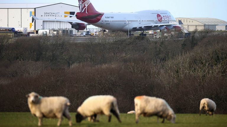 Cosmic Girl, un avion Virgin Boeing 747-400 est assis sur le tarmac avec la fusée LauncherOne de Virgin Orbit attachée à l'aile, avant le premier lancement au Royaume-Uni ce soir, au Spaceport Cornwall à l'aéroport de Newquay à Newquay, en Grande-Bretagne, le 9 janvier 2023. REUTERS/Henry Nicholls