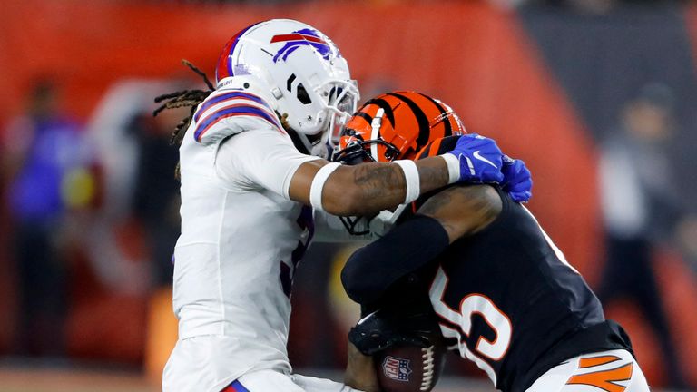 (LR) Buffalo Bills defensive line Damar Hamlin collapsed after intercepting Cincinnati Bengals Tee Higgins.  Photo: Joseph Maiorana-USA TODAY Sports