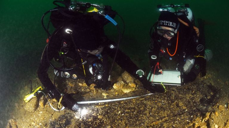 Divers from the Society of Nautical Archaeologists (NAS) measure timber at Klein Hollandia.Image: Martin Davis