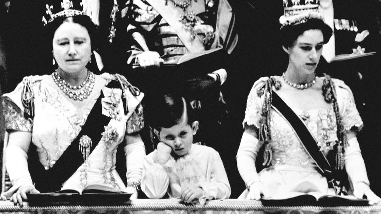 Karol stoi między Królową Matką a Księżniczką Małgorzatą w Królewskiej Skrzyni w Opactwie Westminsterskim, gdzie był świadkiem koronacji królowej Elżbiety II. 