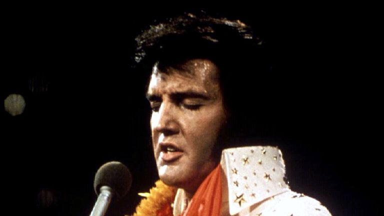 FILE PHOTO 1972 - Elvis Presley performs in concert during his "Aloha From Hawaii" 1972 television special. January 8 marks what would have been Elvis&#39;s 60th birthday and fans are expected to gather in his home-town of Memphis for the occasion. REUTERS/Stringer