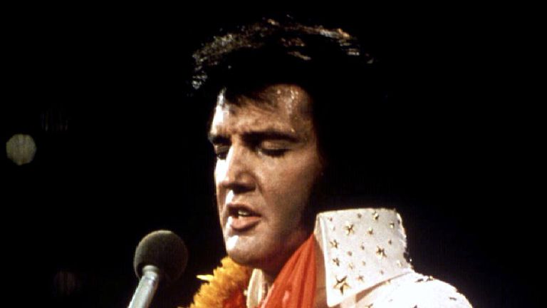 FILE PHOTO 1972 - Elvis Presley se produit en concert pendant son "Aloha d'Hawaï" Spécial télévisé de 1972.  Le 8 janvier marque ce qui aurait été le 60e anniversaire d'Elvis et les fans devraient se rassembler dans sa ville natale de Memphis pour l'occasion.  REUTERS/Stringer