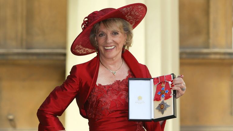 Esther Rantzen po otrzymaniu damy przez Księżną Królewską podczas ceremonii hołdu w Pałacu Buckingham w Londynie.  zdjęcie.  Data zdjęcia: czwartek, 25 czerwca 2015. Zobacz historię PA ROYAL Investiture.  MUSISZ PRZECZYTAĆ Zdjęcie: Steve Parsons/PA Wire