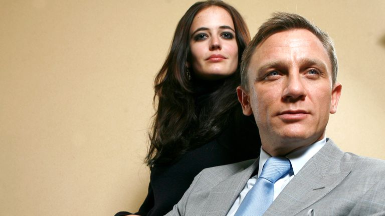 Actors Daniel Craig and Eva Green (L) of the film "Casino royale" sit for a portrait in New York November 6, 2006. REUTERS/Keith Bedford (UNITED STATES)