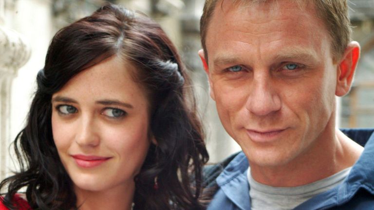 Actors Daniel Craig (R) and Eva Green pause while filming the latest 007 sequel "Casino Royale" in the Italian Adriatic city of Venice June 3, 2006. REUTERS/Manuel Silvestri (ITALY)
