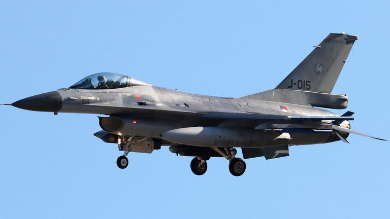 Hollanda Kraliyet Hava Kuvvetleri'ne ait bir General Dynamics F-16A Fighting Falcon savaş uçağı
