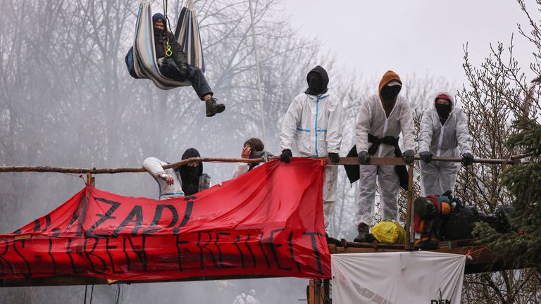 Aktivisten demonstrieren während eines Sitzprotestes gegen die Erweiterung der offenen Löcher im Bergwerk Garzweiler