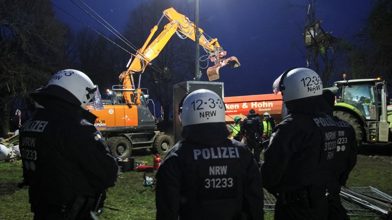 Polis, Luetzerath çevresindeki barikatları temizlemek için buldozerler ve diğer araçlarla desteklendi.