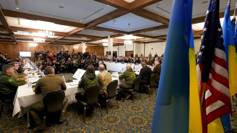 Katılımcılar, 'Ukrayna Savunma Temas Grubu'  20 Ocak 2023 Cuma, Almanya, Ramstein'daki Ramstein Hava Üssü'nde. Ukraynalı liderlerin sahip olduğu muharebe tanklarını kimin sağlayacağı konusunda süregelen anlaşmazlıkların ortasında, savunma liderleri Ukrayna'ya gelecekteki askeri yardımı belirlemek için Cuma günü Almanya'daki Ramstein Hava Üssü'nde toplanıyor. çaresizce ihtiyaç duyduklarını söylüyorlar(AP Fotoğrafı/Michael Probst)