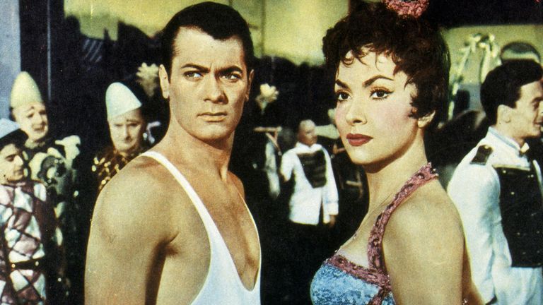 Lollobrigida with Tony Curtis in trapeze in 1956.  Photo: Snap/Shutterstock