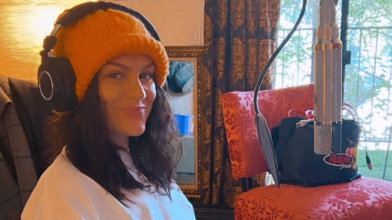 Jessie J announces she is pregnant 