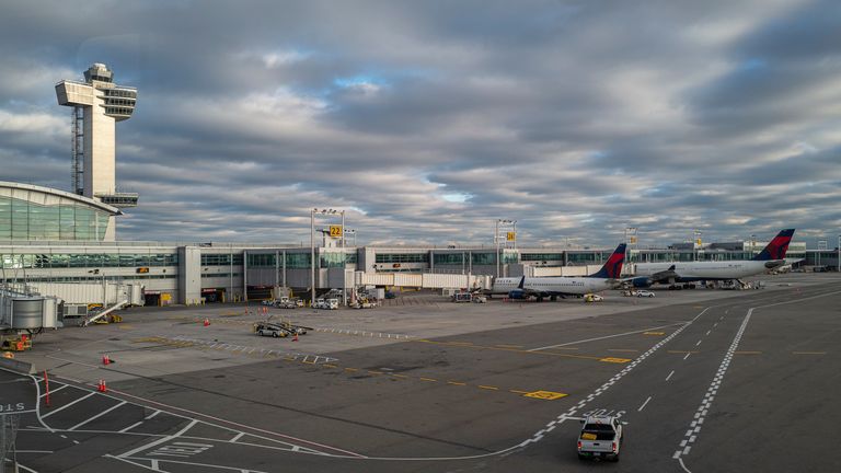 IMAGE DE FICHIER – Des avions sont vus sur le tarmac de l'aéroport international JFK pendant la saison des fêtes 9 décembre 2020 PIC: AP